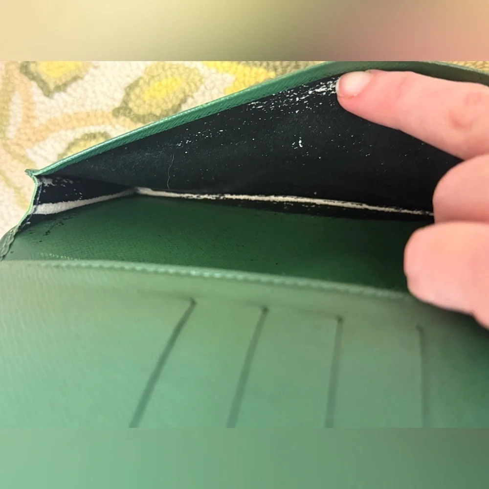 LOUIS VUITTON Vintage Unisex Green Epi Leather Long Bi-Fold Agenda Wallet